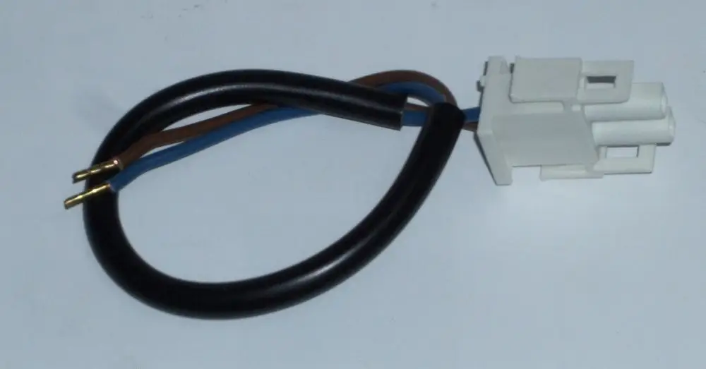 Kabel mit Anschlussstecker von Daikin, bestehend aus zwei Leitungen in braun und blau, die zu einem weißen Steckverbinder führen.